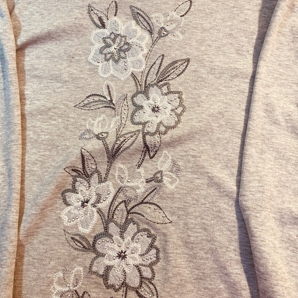 Alfred Dunner- Top- Gray. 3/4 sleeves. Size PM. Embroidery in front. - Picture 2 of 6